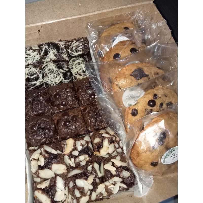 

Paket Brownies Bites & Soft Cookies