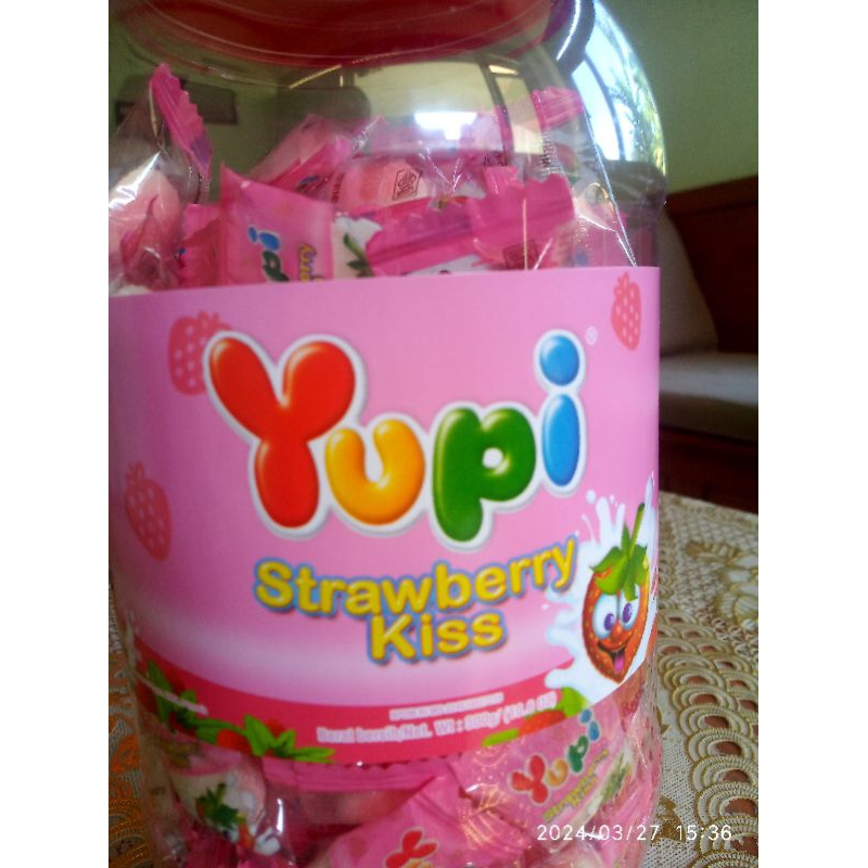 

yupi strawberry kiss toples