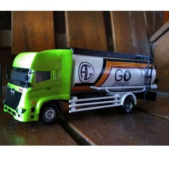 Miniatur truk Hino tangki semen Padang