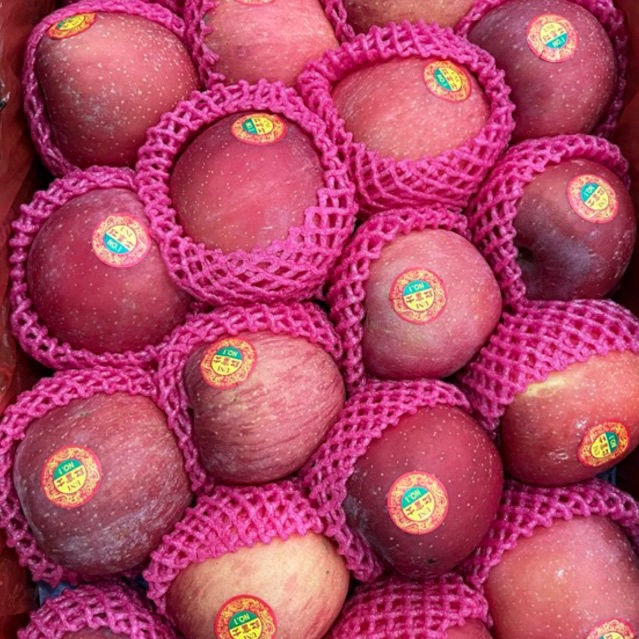 

Apel premium fuji Double Dragon / Fresh apple / Hari sembahyang Cheng Beng