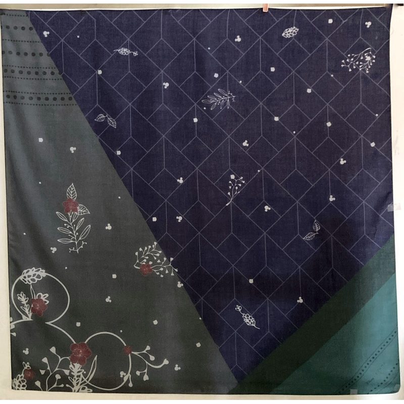 Suqma jilbab/hijab segi empat. Suqma x Disney, original.