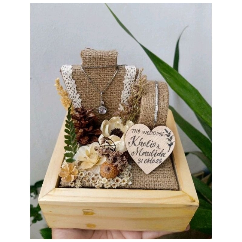 Tempat mahar pernikahan kalung dan gelang seserahan bunga rustic