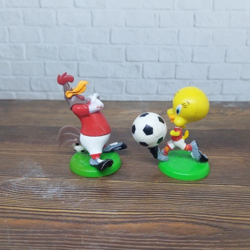 Looney Tunes Soccer Figure Warner Bros set 2pcs Foghorn Leghorn dan tweety happy meal mcd