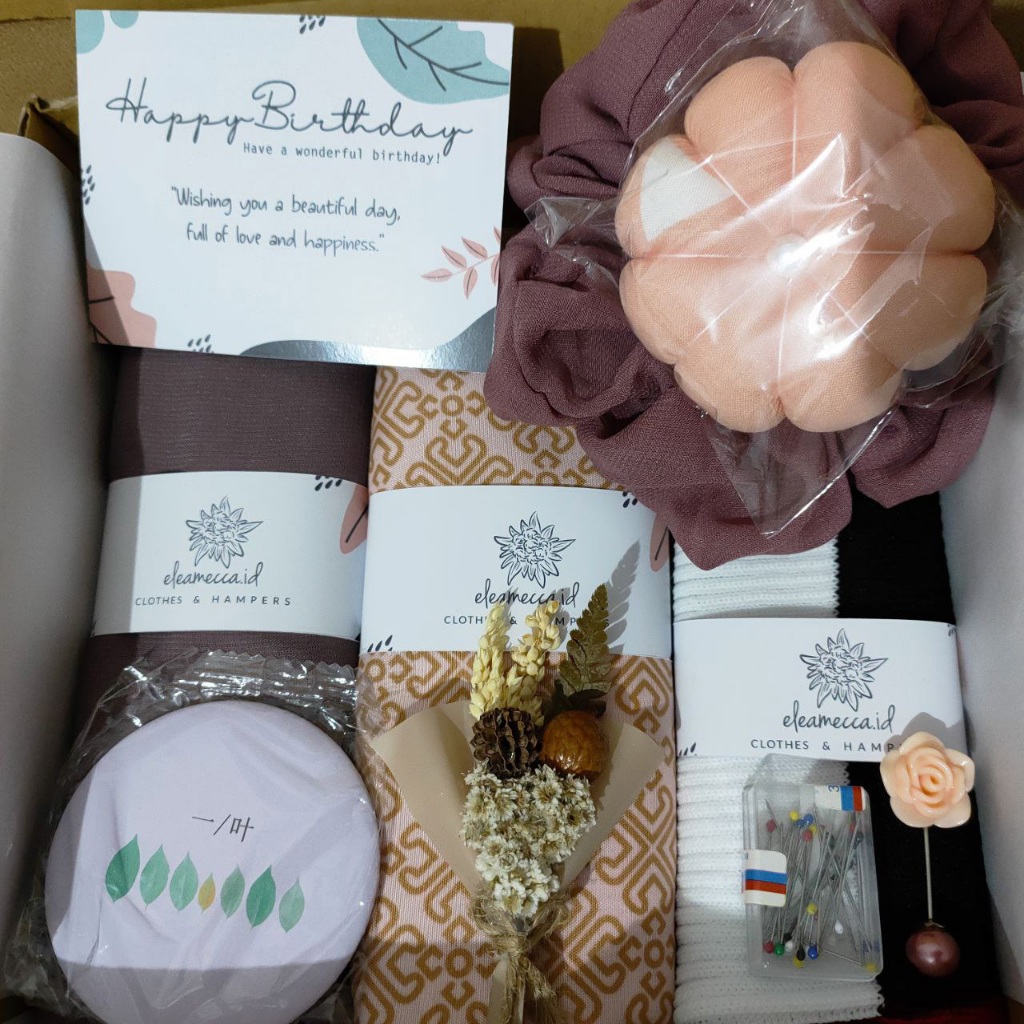

Hampers Voal Motif Umama Mix Paris Premium Part 1 / Kado Wisuda / Kado Pernikahan / Kado Ulang Tahun / Hampers Wedding / Hampers Graduation / Hampers Anniversary / Hadiah Wisuda / Hadiah untuk Guru / Kado Hari Ibu / Hampers Tunanganu