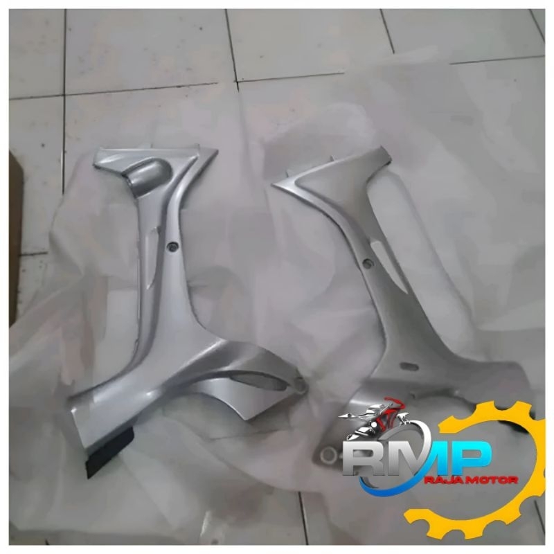 COVER DEK SAYAP DALAM DEPAN YAMAHA FIZ R VEGA R LAMA WARNA SILVER