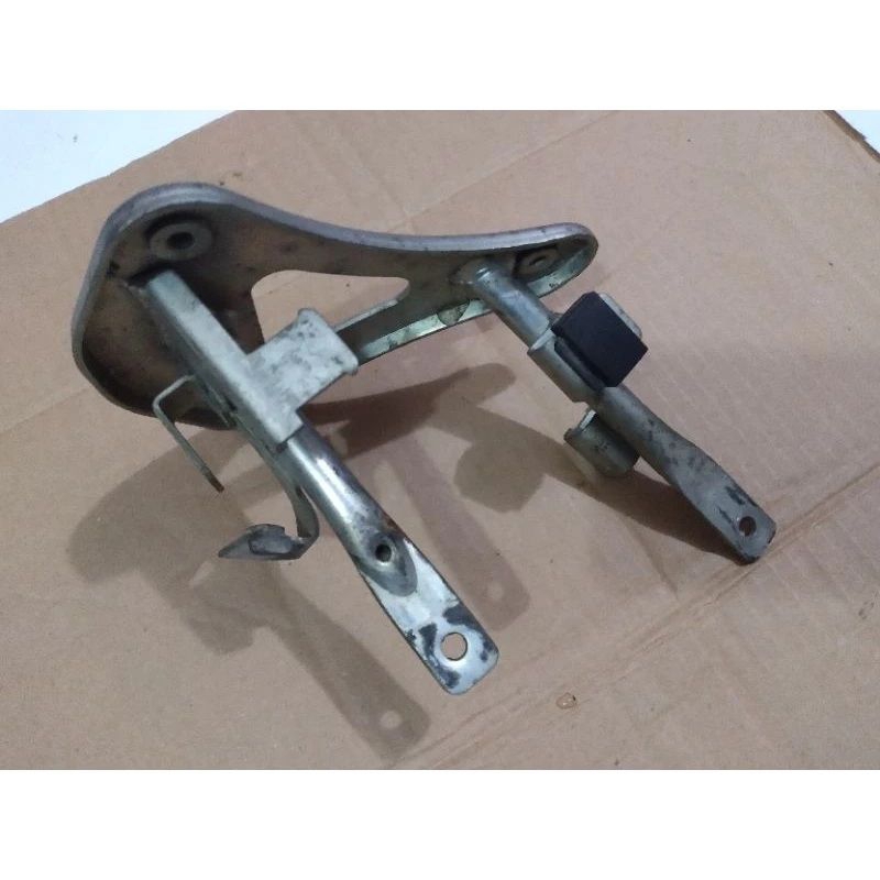 Breket Dudukan Tameng Depan Spin 125 (Original Copotan)