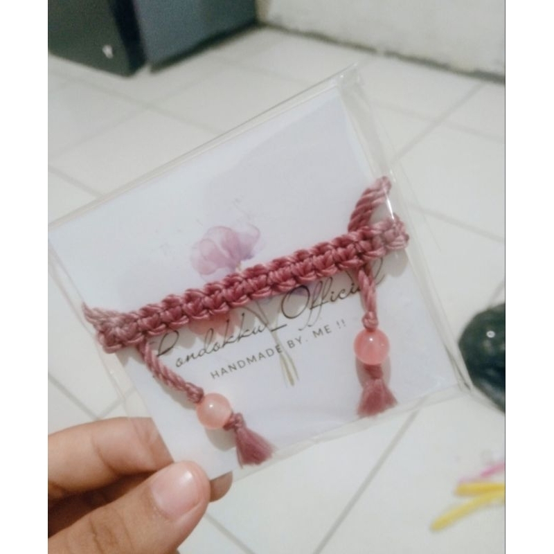Gelang dari benang rajut