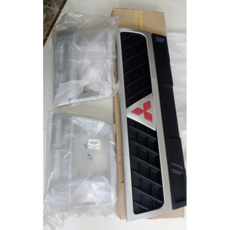 Grill Rambang lampu depan L300 new original Mitsubishi
