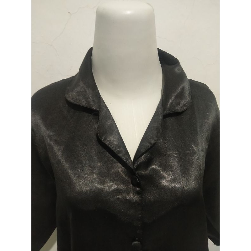 dress satin hitam