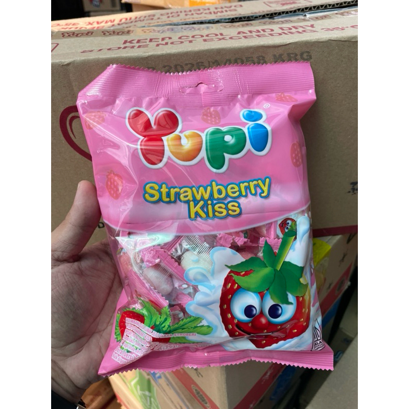 

Permen Yupi kiss 100 bag zak sak 120gram strawberry kiss