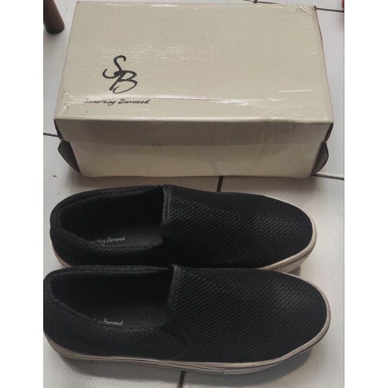 Sepatu Sneakers Warna Hitam Putih merk Something Borrowed Preloved
