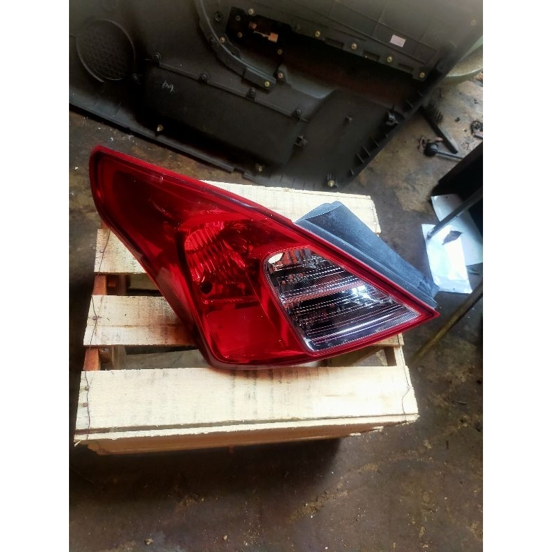 lampu stop Nissan almera
