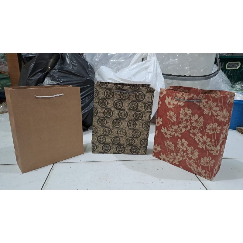 

(ISI 12 BIJI) Tas kertas R 3 / Paper bag R 3 polos batik