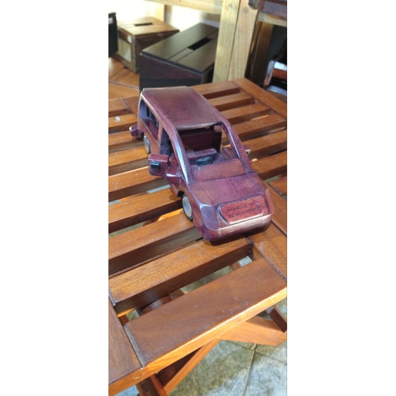 Miniatur mobil kayu