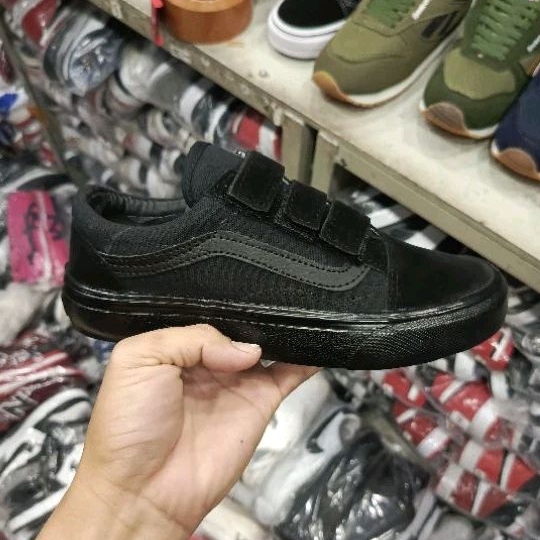 sepatu sneakees casual hitam polos tanpa tali pria wanita remaja dewasa ukuran 36-44