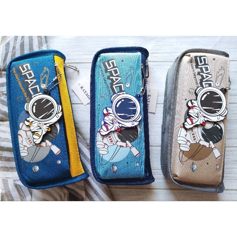 

TEMPAT PENSIL RESLETING KY-7564 KAYAGI MOTIF ASTRONOT 2 RESLETING 1 GANTUNGAN KUNCI ASTRONOT UK 21.5X10CM