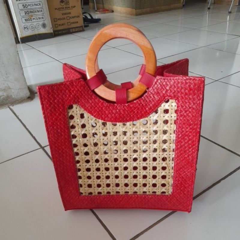 

tas pandan ukuran dalam 25x25xtinggi 15cm bisa request warna