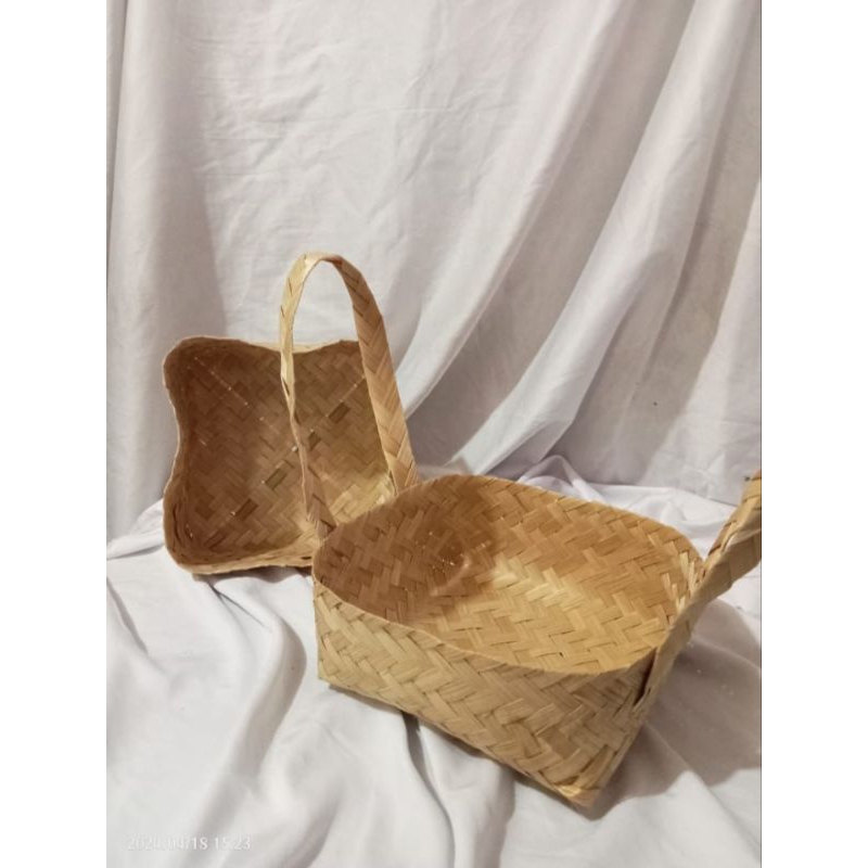 

Besek warna original ada handle pegangan tangan size 18 x 18 cm