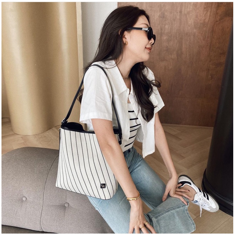 BUCKET BAG FREE MINI BAG - QUEEN OF MATERIAL