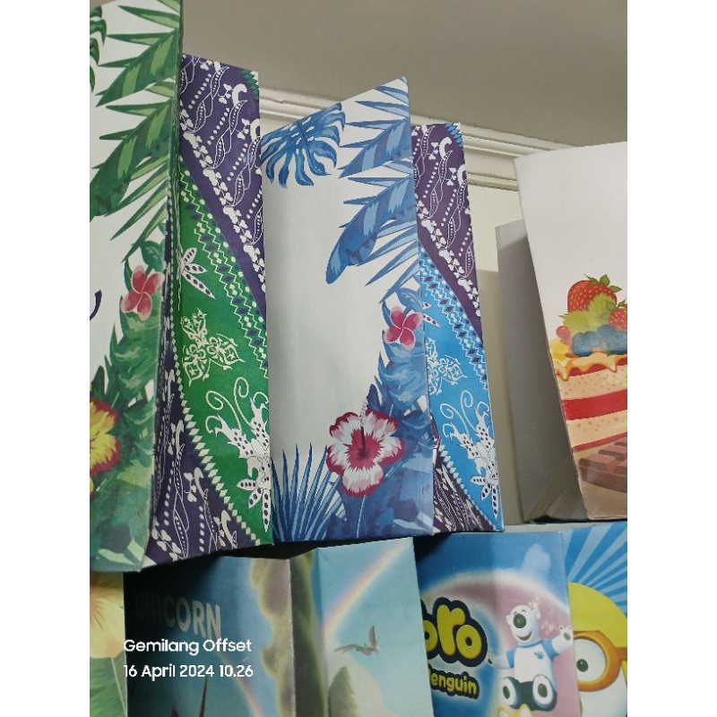 

bahan paperbag R5 ( 18x22x13) whaite kraf & Kraf, Blok Hitam dan motif