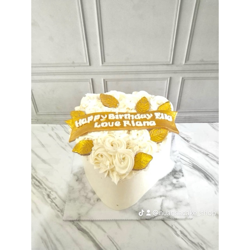 

Custom cake bentuk love