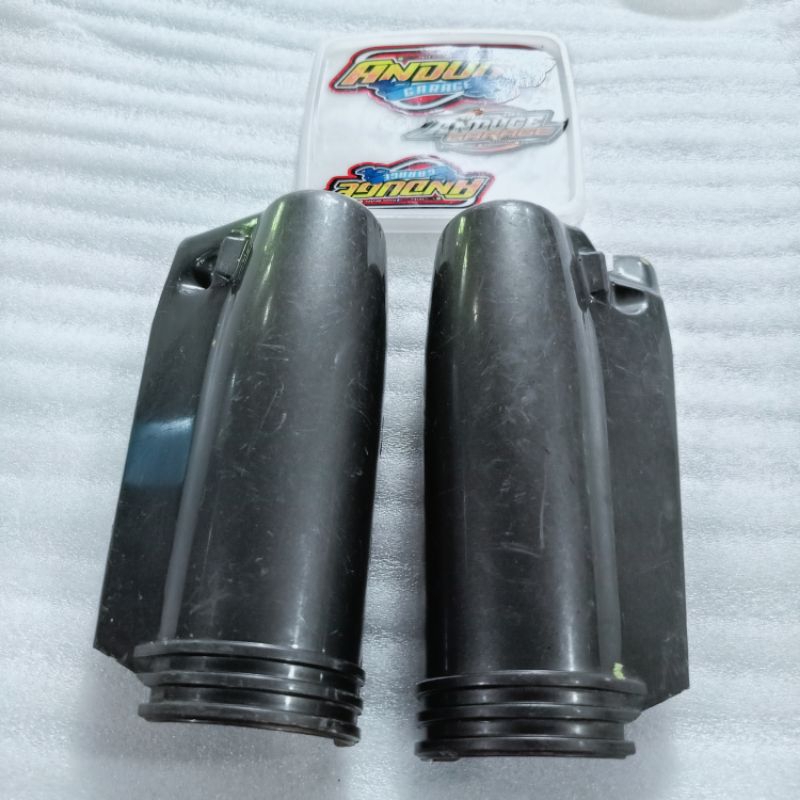 tutup cover pelindung pengaman shock depan kanan Yamaha alfa silver abu abu
