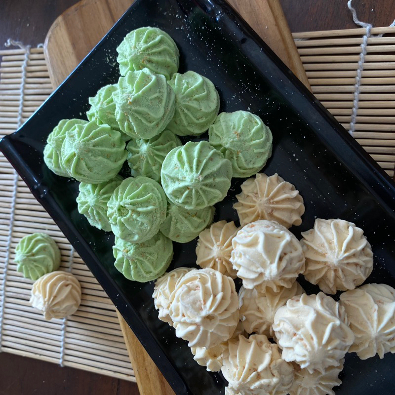 

KUE SAGU KEJU PANDAN lumer kue kering manis lumer premium hampers lebaran camilan kiloan 250gram 500gram 1kg