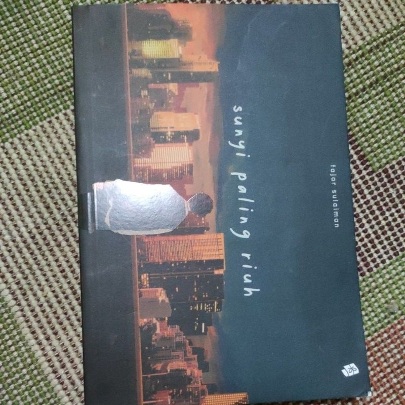 preloved NOVEL " sunyi paling riuh"