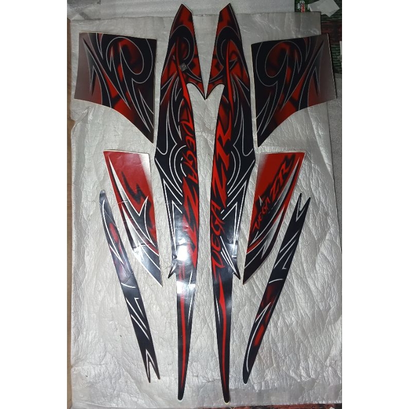 Striping stiker body kanan kiri full set Yamaha VegaZR 2010 warna hitam merah