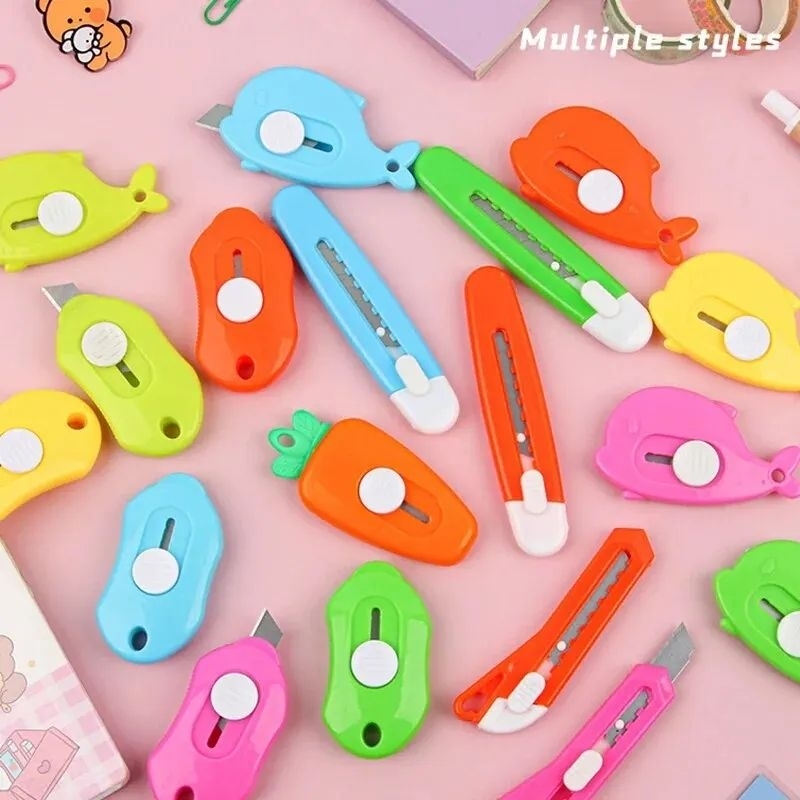 

ACCHP PISAU CUTTER MINI + TALI GANTUNGAN KARAKTER PISAU PEMOTONG KERTAS MINI PORTABLE PISAU KATER PAKING UNBOXING DLL