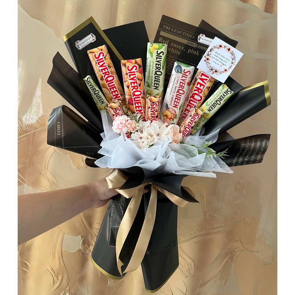 

Buket Snack Coklat / Bucket Snack Coklat Silverqueen inqlude Artificial Flower/ Bunga Palsu di foto Rp300.000