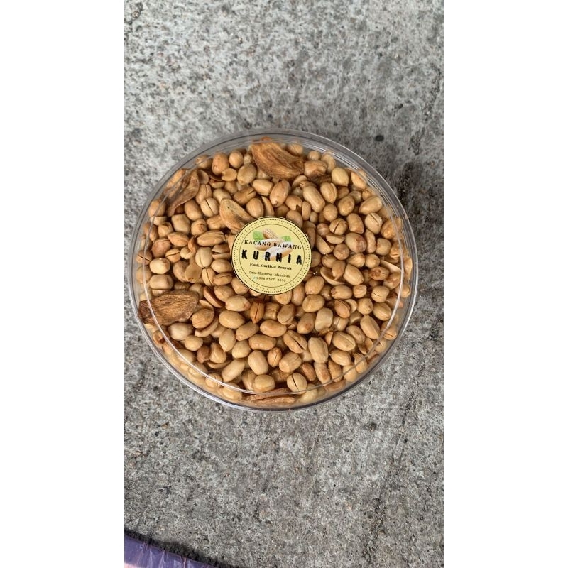 

Cemilan Viral Kacang Bawang Rasa Gurih Asin / dibuat dengan bumbu irisan bawang putih
