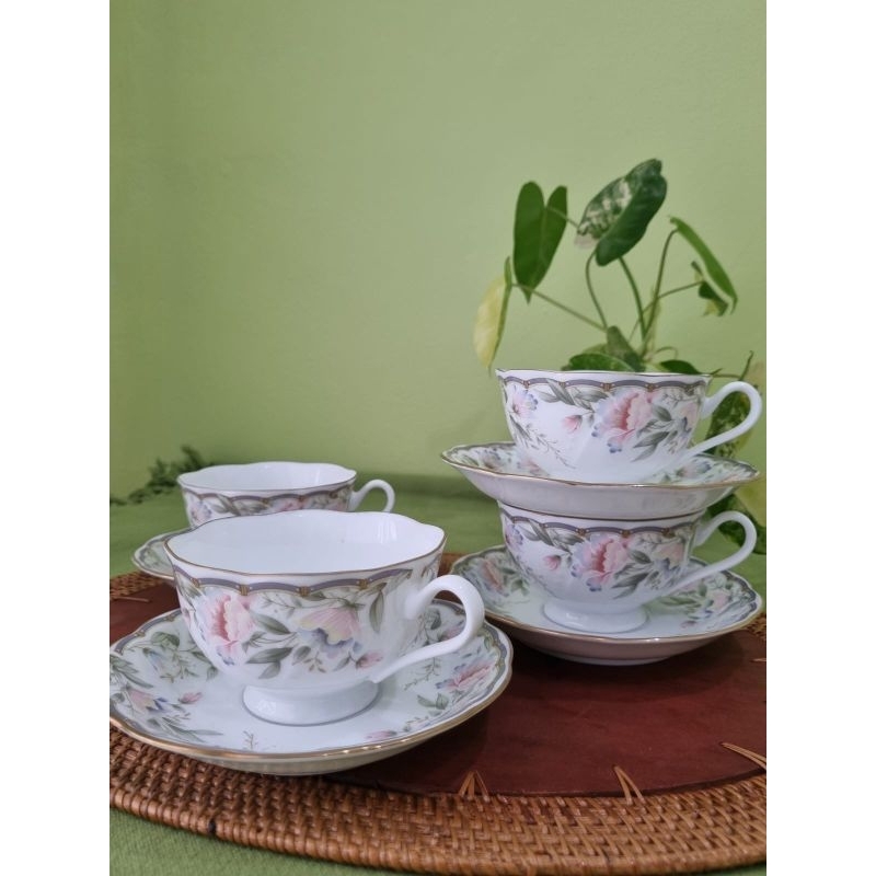 Cangkir Narumi China Warna putih dan Motif bunga