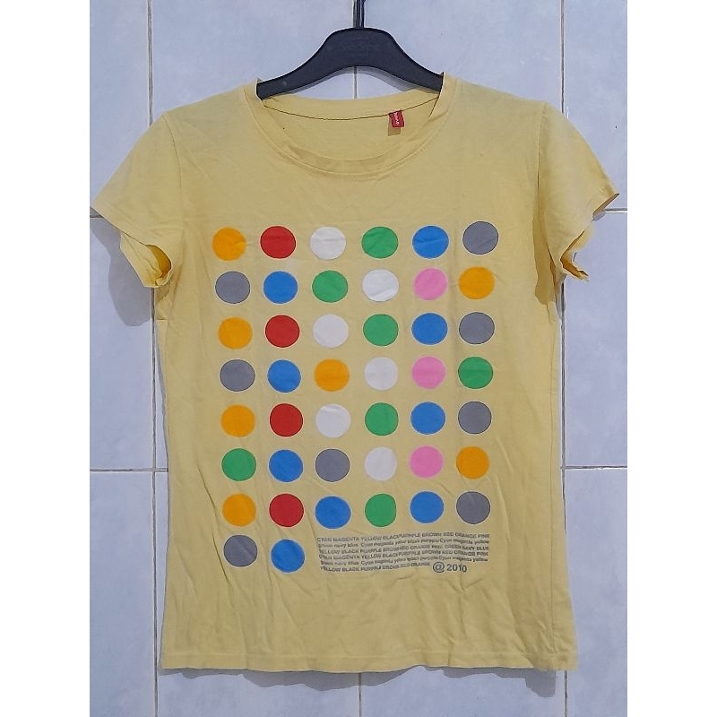kaos kuning wanita