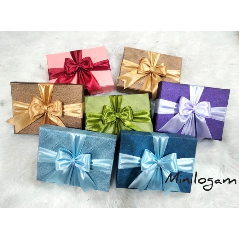 

Paket KOTAK KADO MINI /KECIL,box logam mulia/lm ,hadiah,souvenir,hampers,gift (uk 11x8x3)