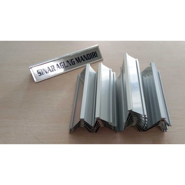 

Dijamin Terbaik Papan Nama Meja Segitiga Aluminium 2cm
