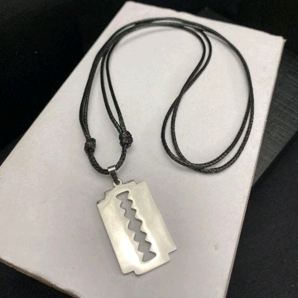 kalung model silet tali korea pria wanita warna silver dan hitam