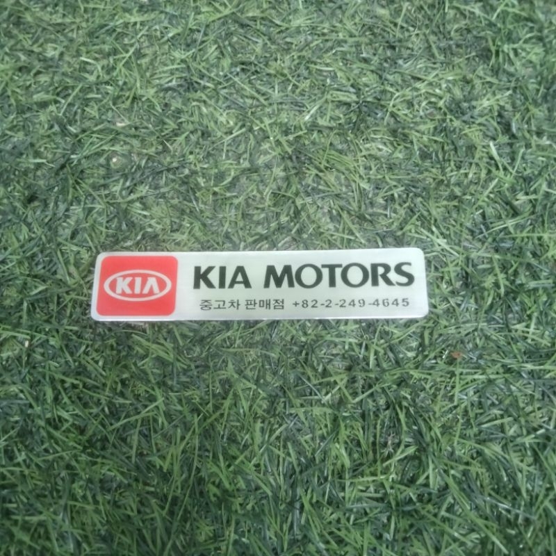 Emblem plat mobil Kia Motors..