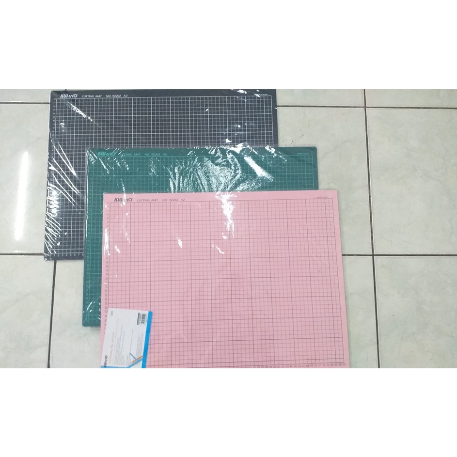 

Produk Baru Cutting Mat ukuran A2 made in taiwan KwTrio 9Z22 PINK HITAM HIJAU
