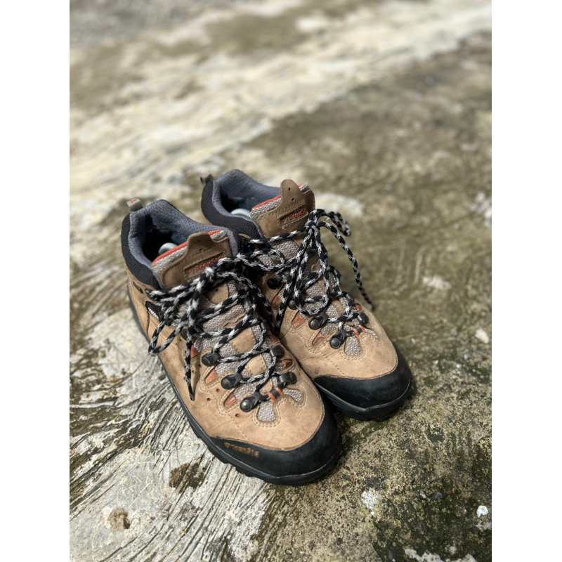sepatu gunung second original treksta