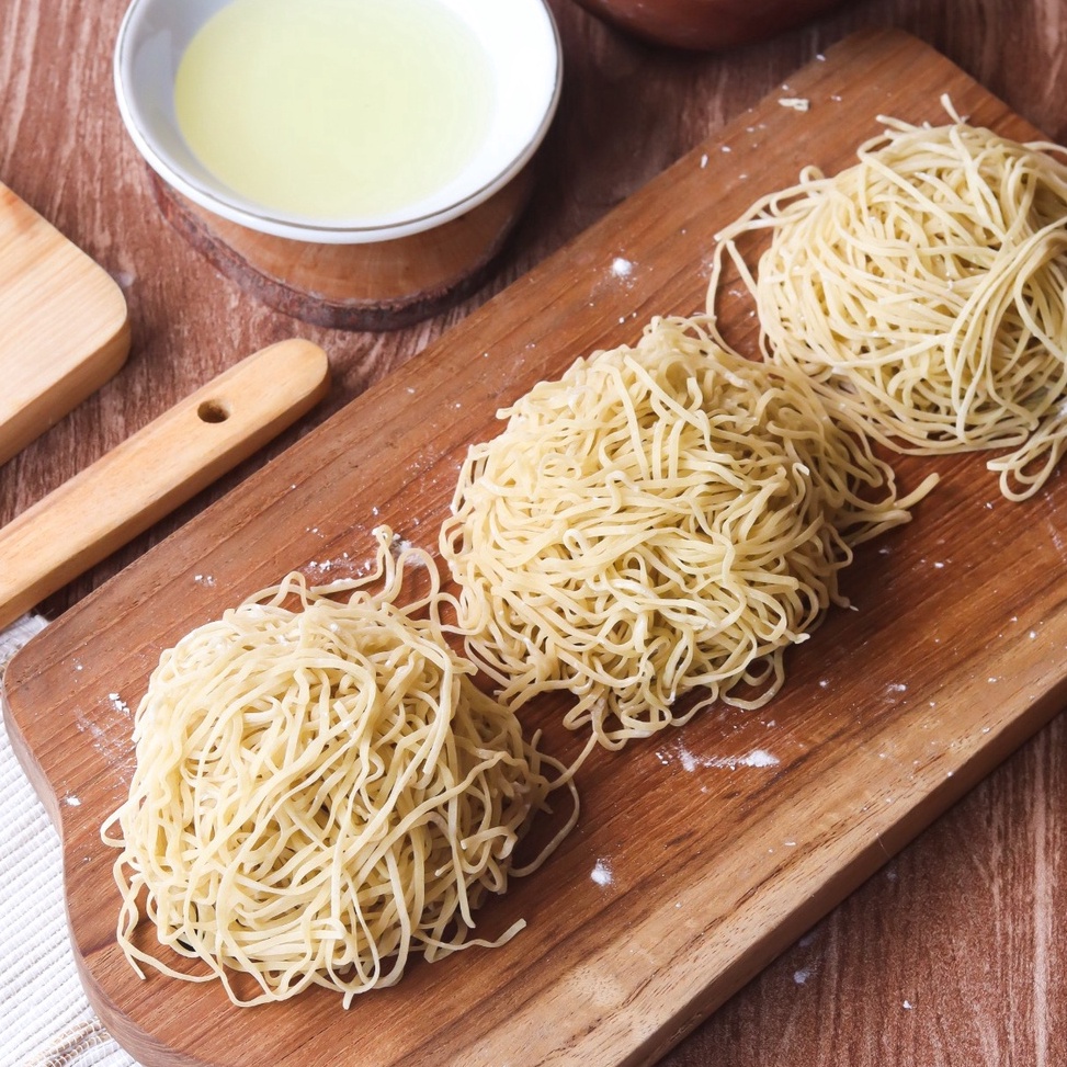 

Terbaru Mie Mentah Halus Homemade Bakmie Ayam 1KG 1 Gram 1 Porsi Mangkok