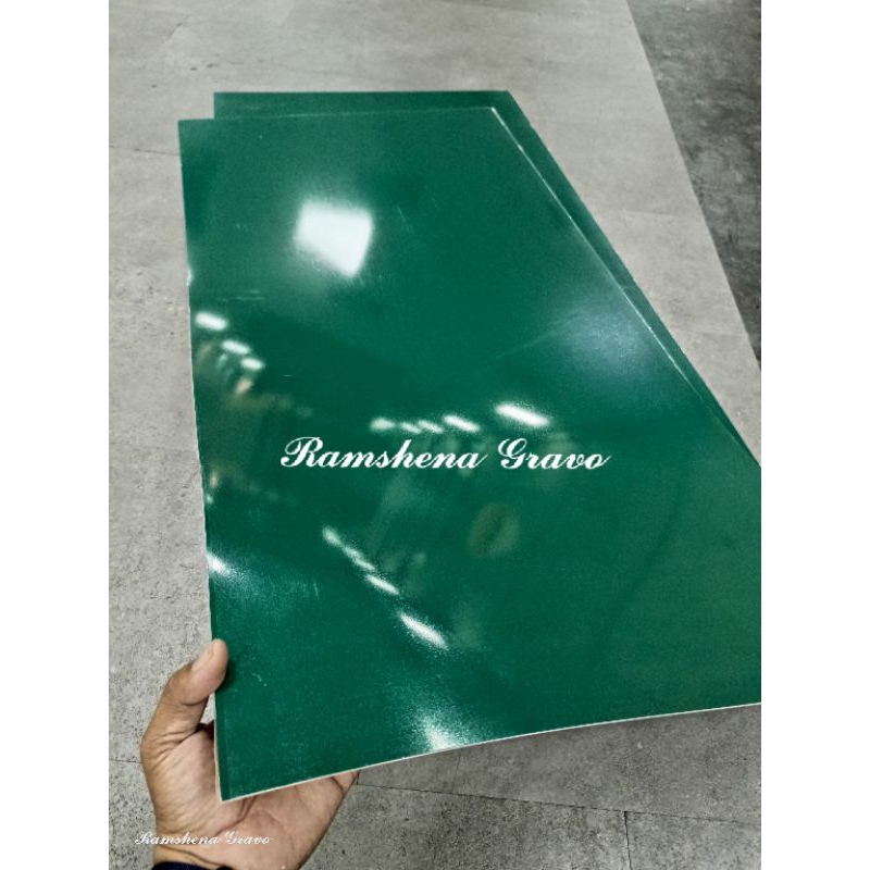 

gravoply hijau teks putih/bahan gravir namtag/ 60cm x 120cm tebal 1.5mm