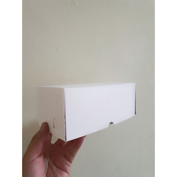 

( 10 pcs ) Box Mini Chiffon Isi 2 pcs Ukuran 20x10x8 cm Putih Kokoh Model Sambung Dengan Laminating Doff