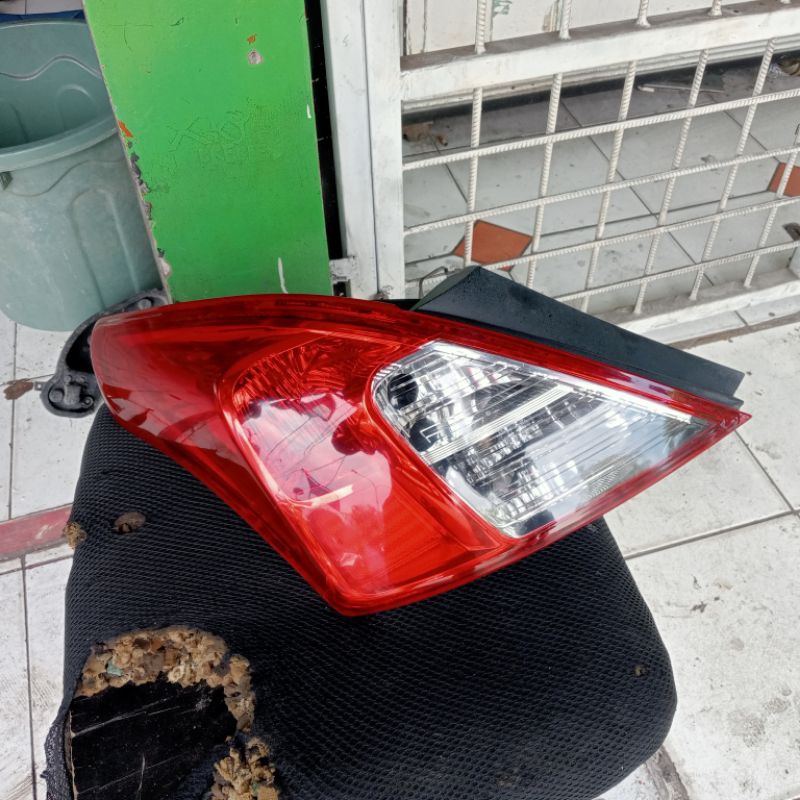 STOPLAMP ATAU LAMPU BELAKANG NISSAN ALMERA LH/KIRI