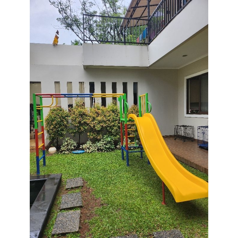 perosotan pakai monkey bar