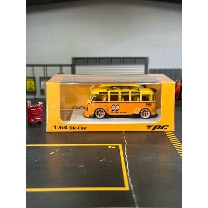 TPC Volkswagen T1 Kombi Mooneyes 1:64 - VW T1 Mooneyes