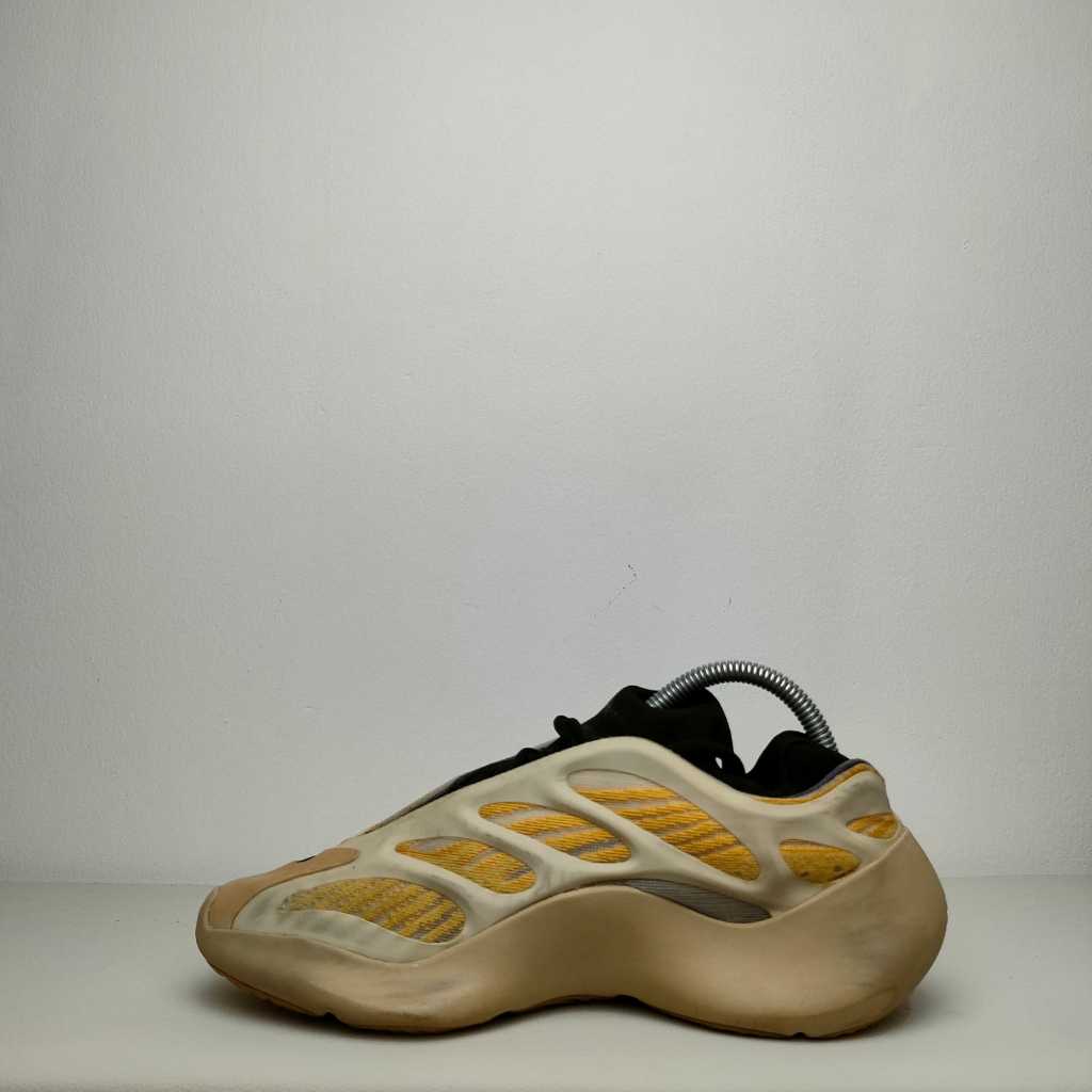Sepatu Second YeezyBoost 700 V3 SAV Flower size 40,5