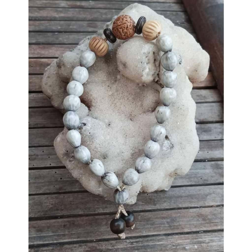 Gelang Biji Genitri dan Jali-Jali Unik Tali Gelang Simpul