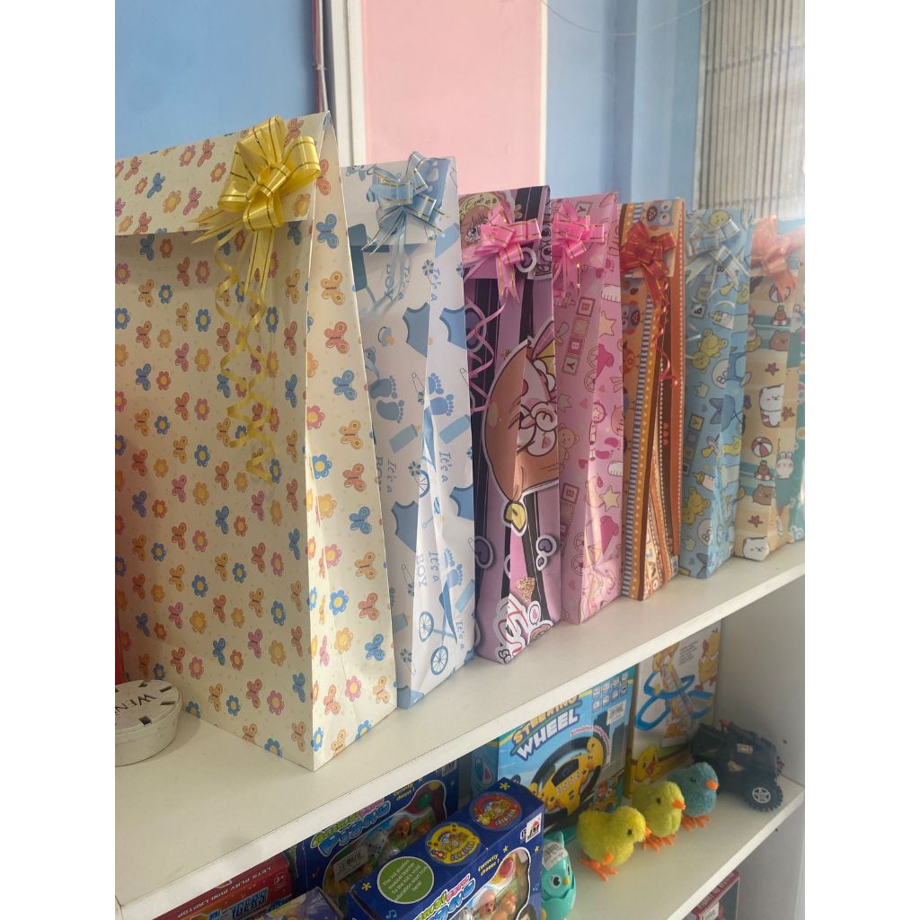 

Kertas Kado Sudah Jadi atau Minta Request Pembungkusan Kado