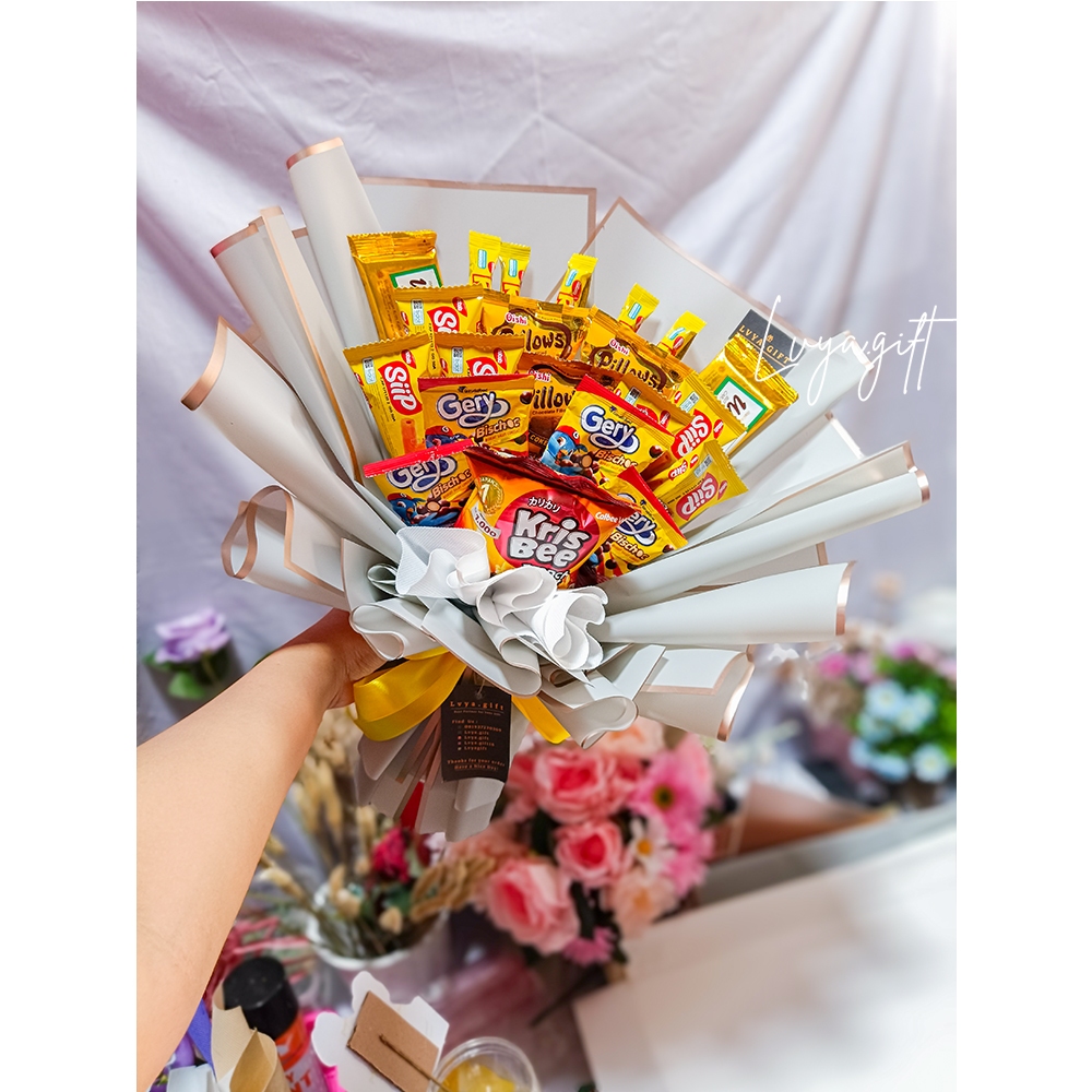 

LVYA.GIFT 4321.61 BUKET SNACK MIX TEMA KUNING PREMIUM UNTUK WISUDA ULANG TAHUN
